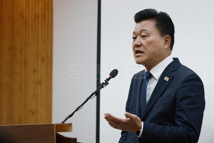 20260604 - 신용한 도지사 당선인 기자회견(브리핑룸, 당선인) 의 사진