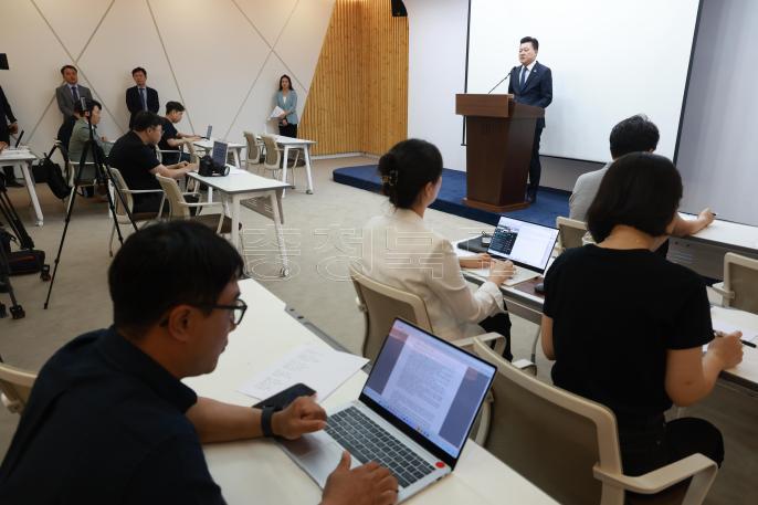 20260604 - 신용한 도지사 당선인 기자회견(브리핑룸, 당선인) 의 사진