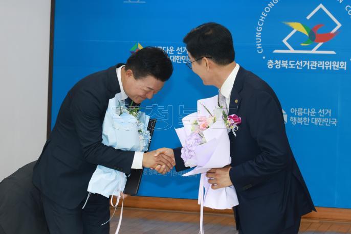 20260604 - 신용한 도지사 당선인 당선증 교부식(충북선관위, 당선인) 의 사진