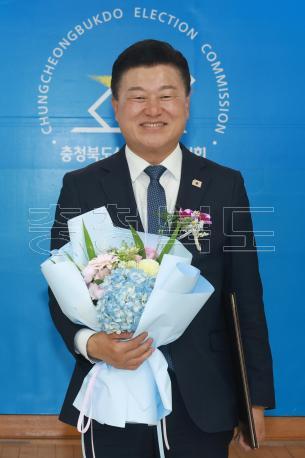 20260604 - 신용한 도지사 당선인 당선증 교부식(충북선관위, 당선인) 의 사진