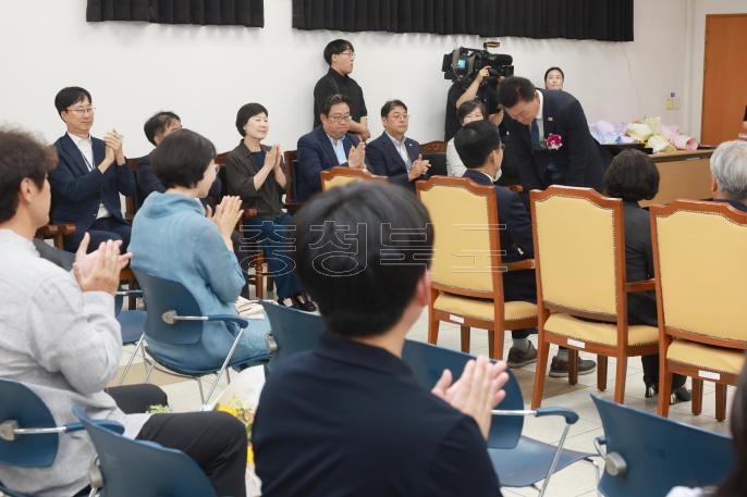 20260604 - 신용한 도지사 당선인 당선증 교부식(충북선관위, 당선인) 의 사진