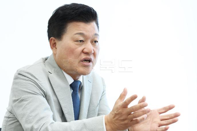 20260609 - 신용한 도지사 당선인 인터뷰(충북개발연구원) 의 사진