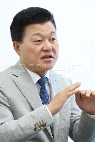 20260609 - 신용한 도지사 당선인 인터뷰(충북개발연구원) 의 사진