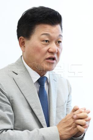 20260609 - 신용한 도지사 당선인 인터뷰(충북개발연구원) 의 사진