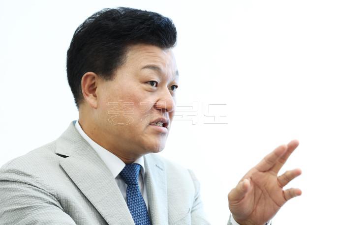 20260609 - 신용한 도지사 당선인 인터뷰(충북개발연구원) 의 사진