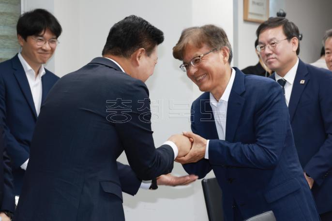 20260610 - 제37대 도지사직 인수위원회 위촉식(충북연구원, 당선인) 의 사진