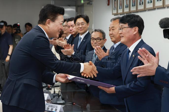 20260610 - 제37대 도지사직 인수위원회 위촉식(충북연구원, 당선인) 의 사진