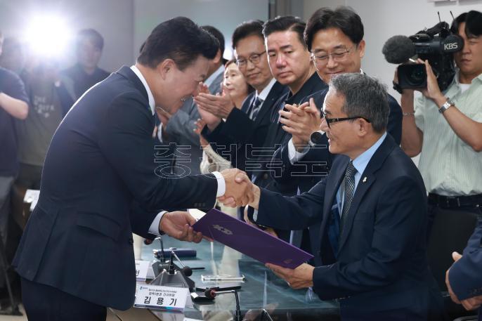 20260610 - 제37대 도지사직 인수위원회 위촉식(충북연구원, 당선인) 의 사진