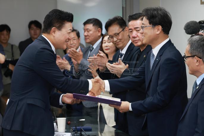 20260610 - 제37대 도지사직 인수위원회 위촉식(충북연구원, 당선인) 의 사진