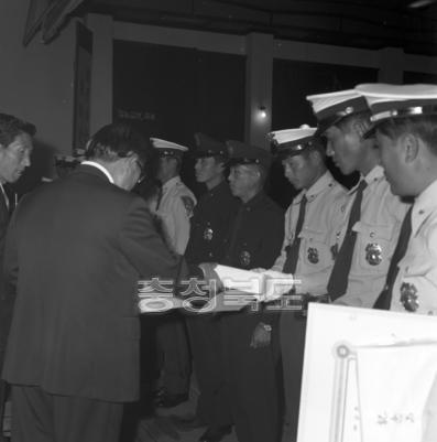 제28주년 경찰의 날 기념식 의 사진