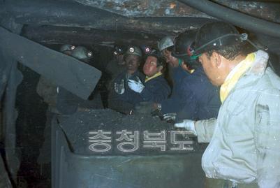 강우혁 지사 매몰 광부 구출현장 순시 의 사진