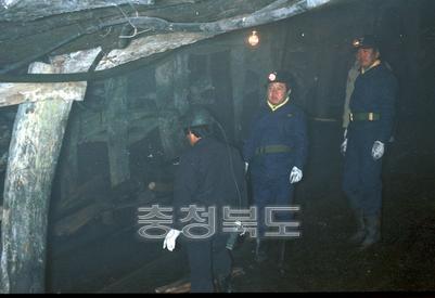 강우혁 지사 매몰 광부 구출현장 순시 의 사진
