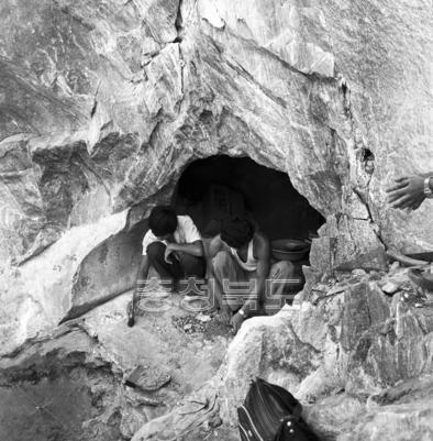동굴 속 동물 뼈 발굴조사 의 사진