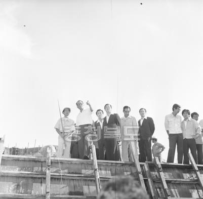 건설부장관 대청댐 공사현장 시찰 의 사진