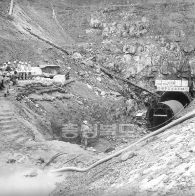 대청댐 도수로 관통식 의 사진