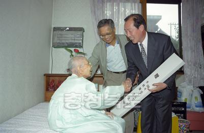 100세 노인 장수지팡이 전달 사진