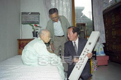 100세 노인 장수지팡이 전달 의 사진