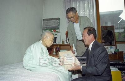 100세 노인 장수지팡이 전달 의 사진