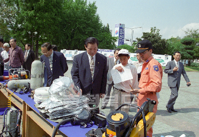 민방위 장비 전시회 의 사진