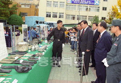 무장공비 노획 장비 전시회 의 사진