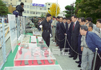 무장공비 노획 장비 전시회 의 사진