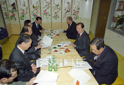 목요 경제 회의 의 사진