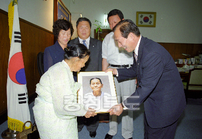 증평 죽리 장무성 할머니 초청 기념품 전달 의 사진
