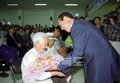 99 세계 노인의 해 기념 노인대회 의 사진