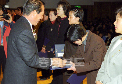 충북 여성 의식 생활 개혁 실천 결의대회 의 사진