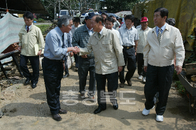 태풍 피해지역 복구현장  방문 격려 의 사진