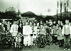 퇴비생산 우수마을로 리어카를 상품으로 받은 후 마을사람들 기념촬영 1971 음성 원남 하당 의 사진