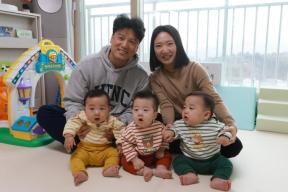 세쌍둥이 출산가정 방문 격려 의 사진