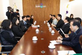 20260303 - 도시근로 참여 업체 맘스터치 기부물품 기탁식(여는마당 도지사) 의 사진