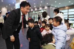 20260306 - 다누리 어린이 실내놀이터 조성사업 현장 방문 및 보육학부모 간담회(다누리센터 도지사) 의 사진