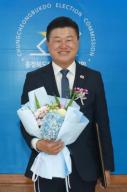 20260604 - 신용한 도지사 당선인 당선증 교부식(충북선관위, 당선인) 의 사진